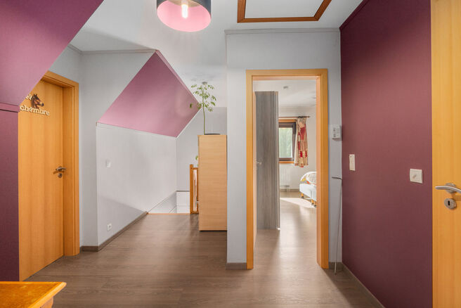 Cette maison unifamiliale de 4 chambres et 2 salles de bains est situ&eacute;e dans un quartier r&eacute;sidentiel calme, avec peu de circulation.
La propri&eacute;t&eacute; dispose d&rsquo;un grand jardin orient&eacute; sud-ouest, offrant une vue verdoyante et champ&ecirc;tre.
Gr&acirc;ce &agrave; sa si
