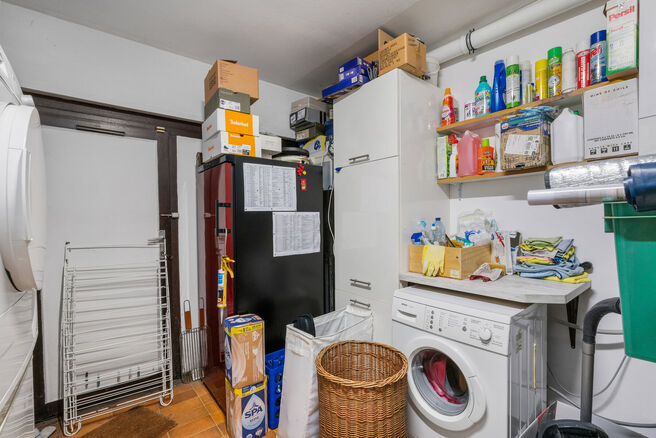 Cette maison unifamiliale de 4 chambres et 2 salles de bains est situ&eacute;e dans un quartier r&eacute;sidentiel calme, avec peu de circulation.
La propri&eacute;t&eacute; dispose d&rsquo;un grand jardin orient&eacute; sud-ouest, offrant une vue verdoyante et champ&ecirc;tre.
Gr&acirc;ce &agrave; sa si