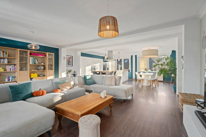 Cette maison familiale &eacute;conome en &eacute;nergie, pr&ecirc;te &agrave; emm&eacute;nager, dispose de 4 &agrave; 5 chambres et se situe dans le village rural de Humbeek, entit&eacute; de Grimbergen, sur une belle parcelle de 711 m&sup2;. La propri&eacute;t&eacute; comprend un garage int&eacute;gr&eacute; ainsi qu&rsquo;un