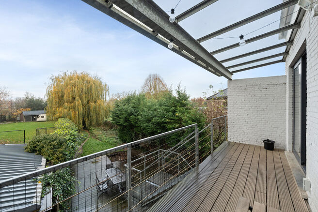 Cette maison familiale &eacute;conome en &eacute;nergie, pr&ecirc;te &agrave; emm&eacute;nager, dispose de 4 &agrave; 5 chambres et se situe dans le village rural de Humbeek, entit&eacute; de Grimbergen, sur une belle parcelle de 711 m&sup2;. La propri&eacute;t&eacute; comprend un garage int&eacute;gr&eacute; ainsi qu&rsquo;un