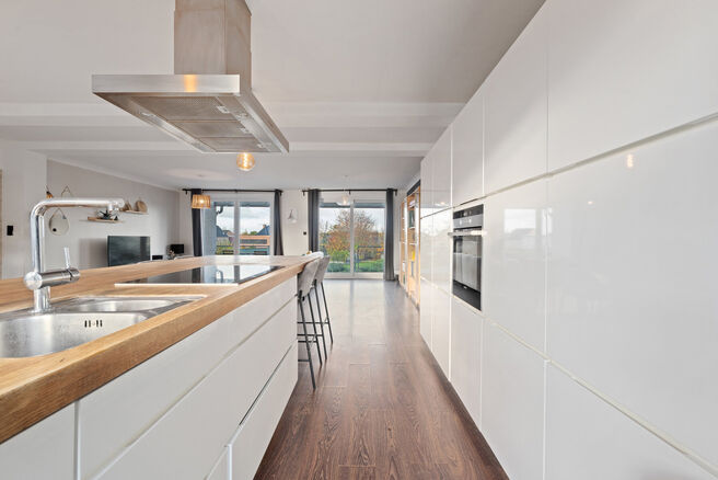 Cette maison familiale &eacute;conome en &eacute;nergie, pr&ecirc;te &agrave; emm&eacute;nager, dispose de 4 &agrave; 5 chambres et se situe dans le village rural de Humbeek, entit&eacute; de Grimbergen, sur une belle parcelle de 711 m&sup2;. La propri&eacute;t&eacute; comprend un garage int&eacute;gr&eacute; ainsi qu&rsquo;un