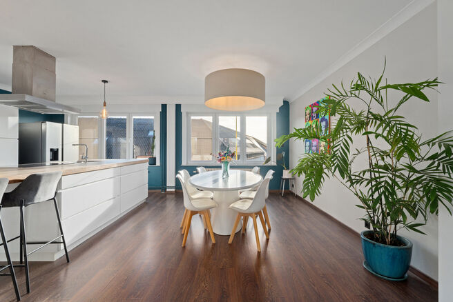 Cette maison familiale &eacute;conome en &eacute;nergie, pr&ecirc;te &agrave; emm&eacute;nager, dispose de 4 &agrave; 5 chambres et se situe dans le village rural de Humbeek, entit&eacute; de Grimbergen, sur une belle parcelle de 711 m&sup2;. La propri&eacute;t&eacute; comprend un garage int&eacute;gr&eacute; ainsi qu&rsquo;un