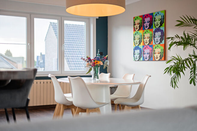 Cette maison familiale &eacute;conome en &eacute;nergie, pr&ecirc;te &agrave; emm&eacute;nager, dispose de 4 &agrave; 5 chambres et se situe dans le village rural de Humbeek, entit&eacute; de Grimbergen, sur une belle parcelle de 711 m&sup2;. La propri&eacute;t&eacute; comprend un garage int&eacute;gr&eacute; ainsi qu&rsquo;un