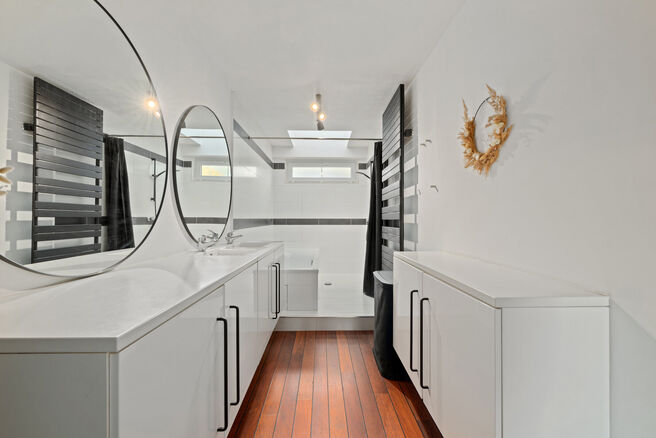 Cette maison familiale &eacute;conome en &eacute;nergie, pr&ecirc;te &agrave; emm&eacute;nager, dispose de 4 &agrave; 5 chambres et se situe dans le village rural de Humbeek, entit&eacute; de Grimbergen, sur une belle parcelle de 711 m&sup2;. La propri&eacute;t&eacute; comprend un garage int&eacute;gr&eacute; ainsi qu&rsquo;un