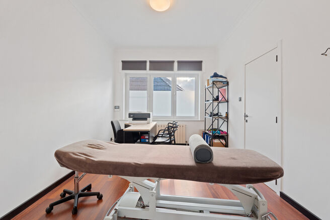 Cette maison familiale &eacute;conome en &eacute;nergie, pr&ecirc;te &agrave; emm&eacute;nager, dispose de 4 &agrave; 5 chambres et se situe dans le village rural de Humbeek, entit&eacute; de Grimbergen, sur une belle parcelle de 711 m&sup2;. La propri&eacute;t&eacute; comprend un garage int&eacute;gr&eacute; ainsi qu&rsquo;un