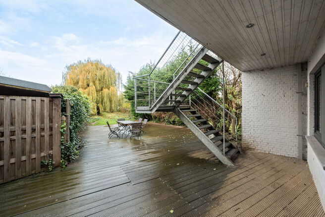 Cette maison familiale &eacute;conome en &eacute;nergie, pr&ecirc;te &agrave; emm&eacute;nager, dispose de 4 &agrave; 5 chambres et se situe dans le village rural de Humbeek, entit&eacute; de Grimbergen, sur une belle parcelle de 711 m&sup2;. La propri&eacute;t&eacute; comprend un garage int&eacute;gr&eacute; ainsi qu&rsquo;un