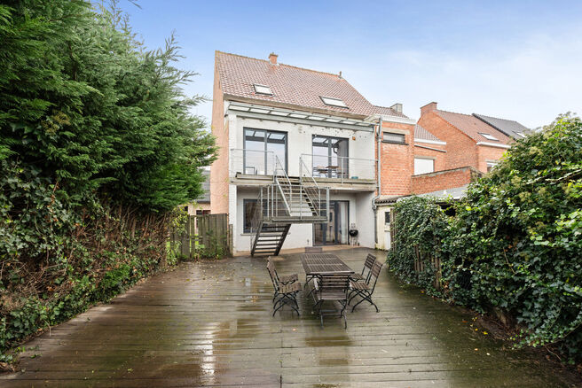 Cette maison familiale &eacute;conome en &eacute;nergie, pr&ecirc;te &agrave; emm&eacute;nager, dispose de 4 &agrave; 5 chambres et se situe dans le village rural de Humbeek, entit&eacute; de Grimbergen, sur une belle parcelle de 711 m&sup2;. La propri&eacute;t&eacute; comprend un garage int&eacute;gr&eacute; ainsi qu&rsquo;un