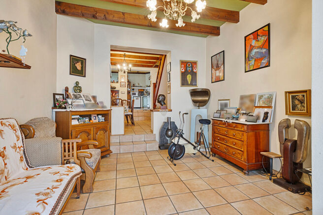 Cette maison familiale pittoresque se situe dans un quartier agréable et offre deux chambres, avec la possibilité d’en aménager une troisième. Elle comprend une cave spacieuse, une véranda lumineuse et une grande terrasse orientée plein sud.

AGEN