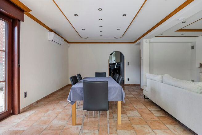 Maison familiale spacieuse, prête à emménager, économe en énergie, avec 5 chambres, jardin et garage – idéale pour profession libérale ou espace commercial.
Située dans un quartier résidentiel calme, cette maison offre tout le confort moderne a
