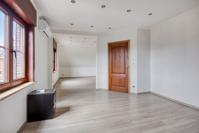 Maison familiale spacieuse, prête à emménager, économe en énergie, avec 5 chambres, jardin et garage – idéale pour profession libérale ou espace commercial.
Située dans un quartier résidentiel calme, cette maison offre tout le confort moderne a