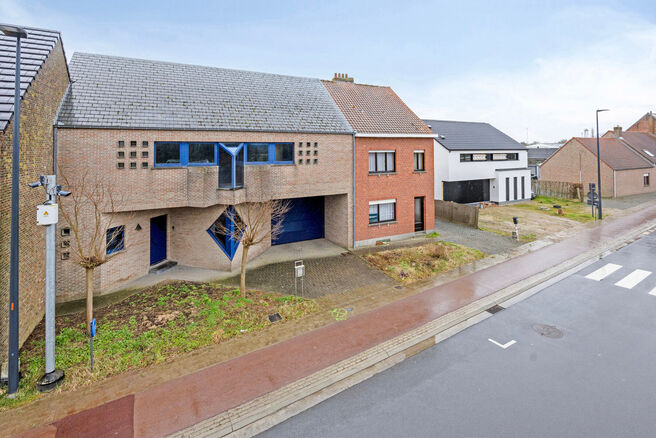 Cette spacieuse maison familiale avec trois chambres, un garage pratique et spacieux ainsi qu’un magnifique jardin paysager est idéalement située dans un environnement calme et rural.

Disposition de la maison :
En entrant, vous accédez au hall d’e