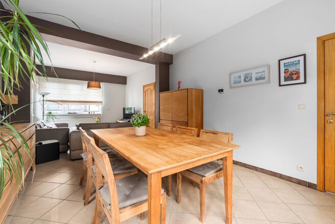 Cette maison familiale quatre fa&ccedil;ades avec 2 chambres, un grenier am&eacute;nag&eacute;, un vaste sous-sol et un garage est implant&eacute;e sur un terrain de 526 m&sup2; et b&eacute;n&eacute;ficie d&rsquo;un magnifique jardin orient&eacute; sud-est.

Gr&acirc;ce &agrave; sa situation avantageuse &agrave; proximit