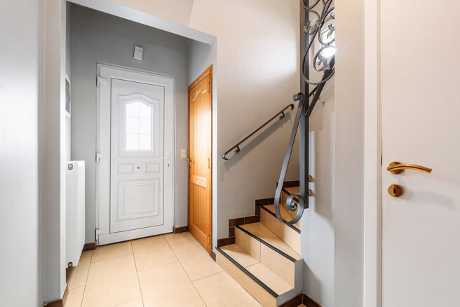 Cette maison familiale quatre fa&ccedil;ades avec 2 chambres, un grenier am&eacute;nag&eacute;, un vaste sous-sol et un garage est implant&eacute;e sur un terrain de 526 m&sup2; et b&eacute;n&eacute;ficie d&rsquo;un magnifique jardin orient&eacute; sud-est.

Gr&acirc;ce &agrave; sa situation avantageuse &agrave; proximit