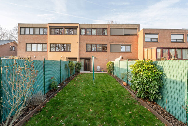 Cette maison pr&ecirc;te &agrave; emm&eacute;nager, comprenant 2 spacieuses chambres et un jardin, est situ&eacute;e dans un quartier r&eacute;sidentiel calme.

Au rez-de-chauss&eacute;e, vous trouverez un grand garage avec porte &eacute;lectrique ainsi qu&rsquo;une buanderie avec raccordements pour