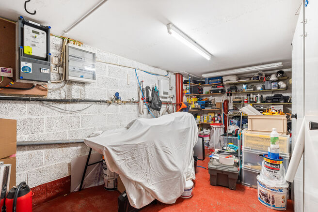 Cette maison pr&ecirc;te &agrave; emm&eacute;nager, comprenant 2 spacieuses chambres et un jardin, est situ&eacute;e dans un quartier r&eacute;sidentiel calme.

Au rez-de-chauss&eacute;e, vous trouverez un grand garage avec porte &eacute;lectrique ainsi qu&rsquo;une buanderie avec raccordements pour