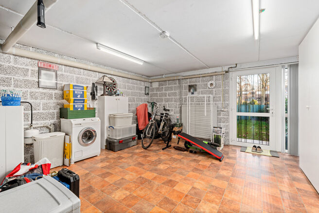 Cette maison pr&ecirc;te &agrave; emm&eacute;nager, comprenant 2 spacieuses chambres et un jardin, est situ&eacute;e dans un quartier r&eacute;sidentiel calme.

Au rez-de-chauss&eacute;e, vous trouverez un grand garage avec porte &eacute;lectrique ainsi qu&rsquo;une buanderie avec raccordements pour
