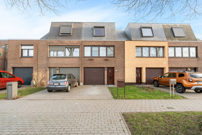 Cette maison pr&ecirc;te &agrave; emm&eacute;nager, comprenant 2 spacieuses chambres et un jardin, est situ&eacute;e dans un quartier r&eacute;sidentiel calme.

Au rez-de-chauss&eacute;e, vous trouverez un grand garage avec porte &eacute;lectrique ainsi qu&rsquo;une buanderie avec raccordements pour