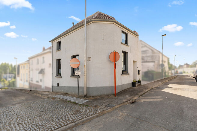 Cette charmante maison d'angle de deux chambres allie une disposition pratique &agrave; un cadre de vie agr&eacute;able. Gr&acirc;ce &agrave; sa situation en angle, elle b&eacute;n&eacute;ficie d'une belle luminosit&eacute; naturelle et d'un acc&egrave;s ais&eacute;. Elle dispose &eacute;galement d'une cave et d'