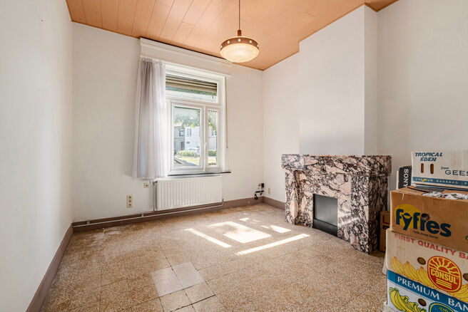 Cette maison d'angle avec 3 chambres et un garage est id&eacute;alement situ&eacute;e, &agrave; quelques pas du centre de Machelen.

DISPOSITION:
Au rez-de-chauss&eacute;e se trouve l'ancien commerce de boucherie. Vous y trouverez &eacute;galement une spacieuse salle &agrave; manger ou un b
