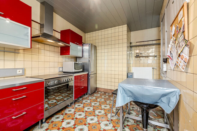 Cette maison d'angle avec 3 chambres et un garage est id&eacute;alement situ&eacute;e, &agrave; quelques pas du centre de Machelen.

DISPOSITION:
Au rez-de-chauss&eacute;e se trouve l'ancien commerce de boucherie. Vous y trouverez &eacute;galement une spacieuse salle &agrave; manger ou un b