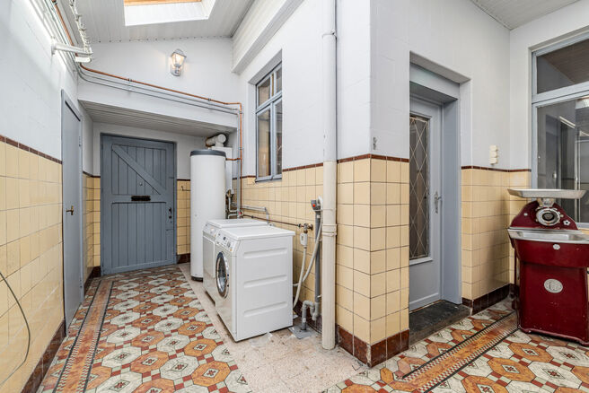 Cette maison d'angle avec 3 chambres et un garage est id&eacute;alement situ&eacute;e, &agrave; quelques pas du centre de Machelen.

DISPOSITION:
Au rez-de-chauss&eacute;e se trouve l'ancien commerce de boucherie. Vous y trouverez &eacute;galement une spacieuse salle &agrave; manger ou un b