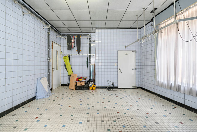 Cette maison d'angle avec 3 chambres et un garage est id&eacute;alement situ&eacute;e, &agrave; quelques pas du centre de Machelen.

DISPOSITION:
Au rez-de-chauss&eacute;e se trouve l'ancien commerce de boucherie. Vous y trouverez &eacute;galement une spacieuse salle &agrave; manger ou un b