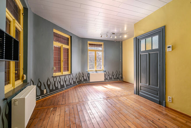 Cette maison d'angle avec 3 chambres et un garage est id&eacute;alement situ&eacute;e, &agrave; quelques pas du centre de Machelen.

DISPOSITION:
Au rez-de-chauss&eacute;e se trouve l'ancien commerce de boucherie. Vous y trouverez &eacute;galement une spacieuse salle &agrave; manger ou un b