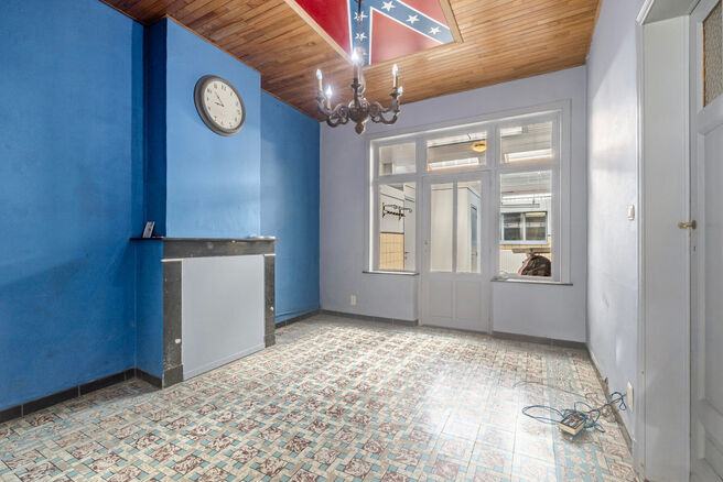Cette maison d'angle avec 3 chambres et un garage est id&eacute;alement situ&eacute;e, &agrave; quelques pas du centre de Machelen.

DISPOSITION:
Au rez-de-chauss&eacute;e se trouve l'ancien commerce de boucherie. Vous y trouverez &eacute;galement une spacieuse salle &agrave; manger ou un b