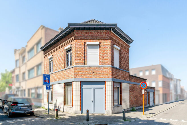 Cette maison d'angle avec 3 chambres et un garage est id&eacute;alement situ&eacute;e, &agrave; quelques pas du centre de Machelen.

DISPOSITION:
Au rez-de-chauss&eacute;e se trouve l'ancien commerce de boucherie. Vous y trouverez &eacute;galement une spacieuse salle &agrave; manger ou un b