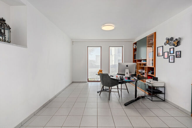 Cette spacieuse villa comprenant pas moins de 5 chambres et 3 salles de bains est situ&eacute;e dans un quartier r&eacute;sidentiel, sur un terrain de 15a85ca.

En entrant dans la maison, vous acc&eacute;dez au hall d&rsquo;entr&eacute;e avec un WC invit&eacute;s s&eacute;par&eacute;. En 2002, la pro