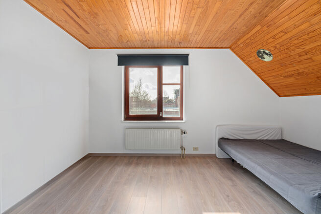 Cette spacieuse villa comprenant pas moins de 5 chambres et 3 salles de bains est situ&eacute;e dans un quartier r&eacute;sidentiel, sur un terrain de 15a85ca.

En entrant dans la maison, vous acc&eacute;dez au hall d&rsquo;entr&eacute;e avec un WC invit&eacute;s s&eacute;par&eacute;. En 2002, la pro