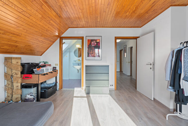Cette spacieuse villa comprenant pas moins de 5 chambres et 3 salles de bains est situ&eacute;e dans un quartier r&eacute;sidentiel, sur un terrain de 15a85ca.

En entrant dans la maison, vous acc&eacute;dez au hall d&rsquo;entr&eacute;e avec un WC invit&eacute;s s&eacute;par&eacute;. En 2002, la pro