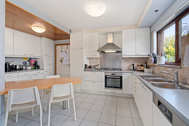 Cette spacieuse villa comprenant pas moins de 5 chambres et 3 salles de bains est situ&eacute;e dans un quartier r&eacute;sidentiel, sur un terrain de 15a85ca.

En entrant dans la maison, vous acc&eacute;dez au hall d&rsquo;entr&eacute;e avec un WC invit&eacute;s s&eacute;par&eacute;. En 2002, la pro