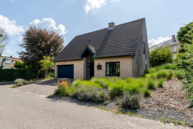 Cette maison 4 façades avec trois chambres, garage et grand jardin bénéficie d’un emplacement idéal dans un quartier résidentiel calme et familial, situé dans une rue en cul-de-sac, ce qui en fait un environnement sécurisé et adapté aux enfants