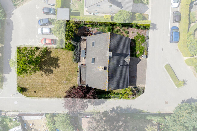 Cette maison 4 façades avec trois chambres, garage et grand jardin bénéficie d’un emplacement idéal dans un quartier résidentiel calme et familial, situé dans une rue en cul-de-sac, ce qui en fait un environnement sécurisé et adapté aux enfants