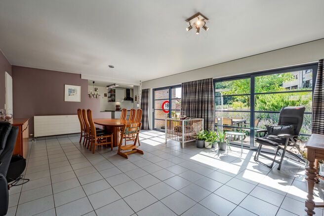 Cette maison 4 façades avec trois chambres, garage et grand jardin bénéficie d’un emplacement idéal dans un quartier résidentiel calme et familial, situé dans une rue en cul-de-sac, ce qui en fait un environnement sécurisé et adapté aux enfants