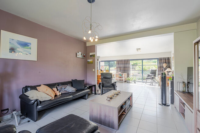 Cette maison 4 façades avec trois chambres, garage et grand jardin bénéficie d’un emplacement idéal dans un quartier résidentiel calme et familial, situé dans une rue en cul-de-sac, ce qui en fait un environnement sécurisé et adapté aux enfants