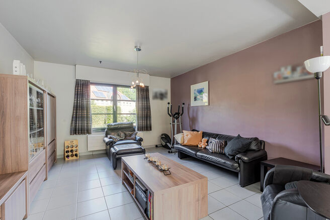 Cette maison 4 façades avec trois chambres, garage et grand jardin bénéficie d’un emplacement idéal dans un quartier résidentiel calme et familial, situé dans une rue en cul-de-sac, ce qui en fait un environnement sécurisé et adapté aux enfants