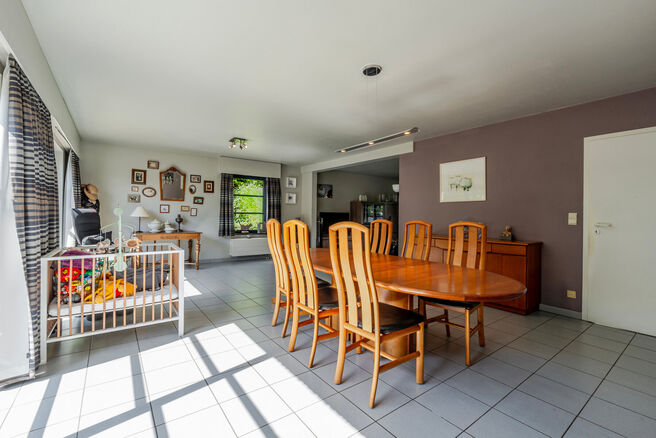 Cette maison 4 façades avec trois chambres, garage et grand jardin bénéficie d’un emplacement idéal dans un quartier résidentiel calme et familial, situé dans une rue en cul-de-sac, ce qui en fait un environnement sécurisé et adapté aux enfants