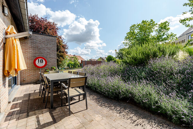 Cette maison 4 façades avec trois chambres, garage et grand jardin bénéficie d’un emplacement idéal dans un quartier résidentiel calme et familial, situé dans une rue en cul-de-sac, ce qui en fait un environnement sécurisé et adapté aux enfants