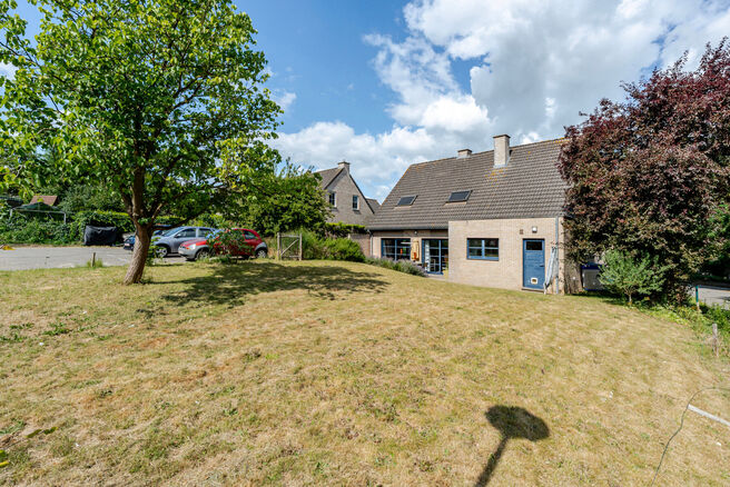 Cette maison 4 façades avec trois chambres, garage et grand jardin bénéficie d’un emplacement idéal dans un quartier résidentiel calme et familial, situé dans une rue en cul-de-sac, ce qui en fait un environnement sécurisé et adapté aux enfants