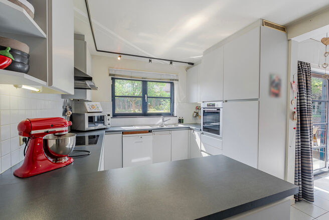 Cette maison 4 façades avec trois chambres, garage et grand jardin bénéficie d’un emplacement idéal dans un quartier résidentiel calme et familial, situé dans une rue en cul-de-sac, ce qui en fait un environnement sécurisé et adapté aux enfants