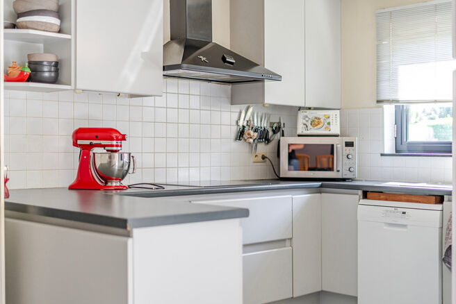 Cette maison 4 façades avec trois chambres, garage et grand jardin bénéficie d’un emplacement idéal dans un quartier résidentiel calme et familial, situé dans une rue en cul-de-sac, ce qui en fait un environnement sécurisé et adapté aux enfants