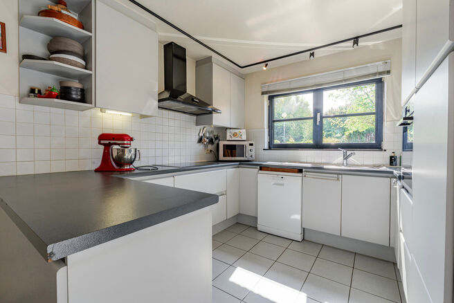Cette maison 4 façades avec trois chambres, garage et grand jardin bénéficie d’un emplacement idéal dans un quartier résidentiel calme et familial, situé dans une rue en cul-de-sac, ce qui en fait un environnement sécurisé et adapté aux enfants