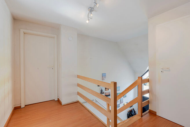 Cette maison 4 façades avec trois chambres, garage et grand jardin bénéficie d’un emplacement idéal dans un quartier résidentiel calme et familial, situé dans une rue en cul-de-sac, ce qui en fait un environnement sécurisé et adapté aux enfants