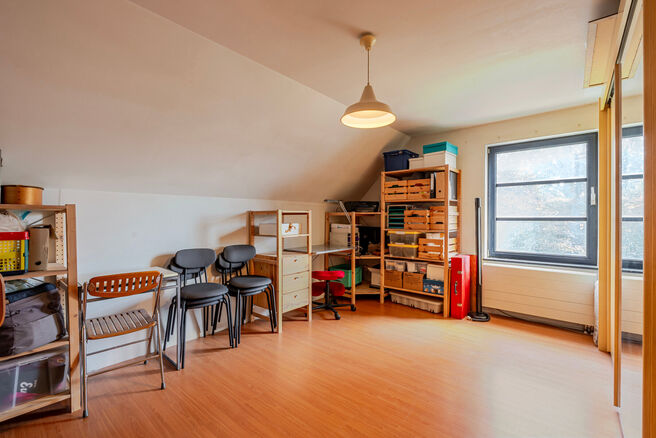 Cette maison 4 façades avec trois chambres, garage et grand jardin bénéficie d’un emplacement idéal dans un quartier résidentiel calme et familial, situé dans une rue en cul-de-sac, ce qui en fait un environnement sécurisé et adapté aux enfants