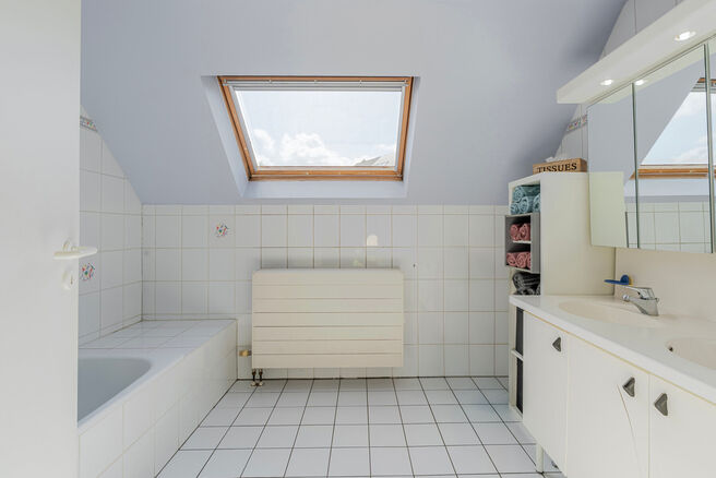 Cette maison 4 façades avec trois chambres, garage et grand jardin bénéficie d’un emplacement idéal dans un quartier résidentiel calme et familial, situé dans une rue en cul-de-sac, ce qui en fait un environnement sécurisé et adapté aux enfants