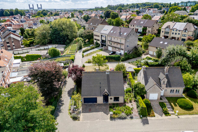 Cette maison 4 façades avec trois chambres, garage et grand jardin bénéficie d’un emplacement idéal dans un quartier résidentiel calme et familial, situé dans une rue en cul-de-sac, ce qui en fait un environnement sécurisé et adapté aux enfants