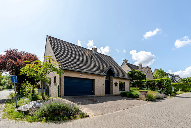 Cette maison 4 façades avec trois chambres, garage et grand jardin bénéficie d’un emplacement idéal dans un quartier résidentiel calme et familial, situé dans une rue en cul-de-sac, ce qui en fait un environnement sécurisé et adapté aux enfants