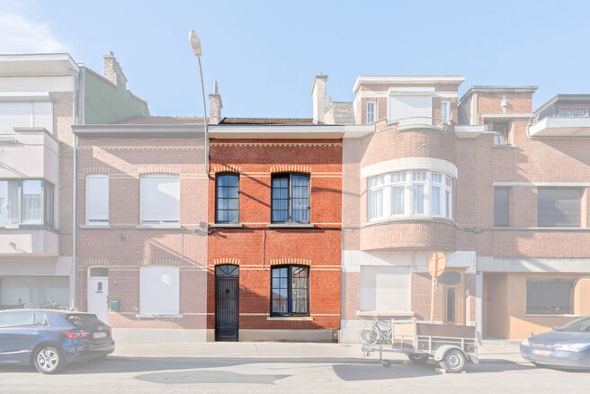 Cette maison avec trois grandes chambres et jardin est idéalement située près du centre de Vilvorde, avec de nombreux services à proximité.

AGENCEMENT:
Au rez-de-chaussée, nous accédons à la maison par un hall d’entrée avec un escalier menant 